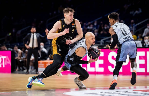 凭借目前强 凭借目前强